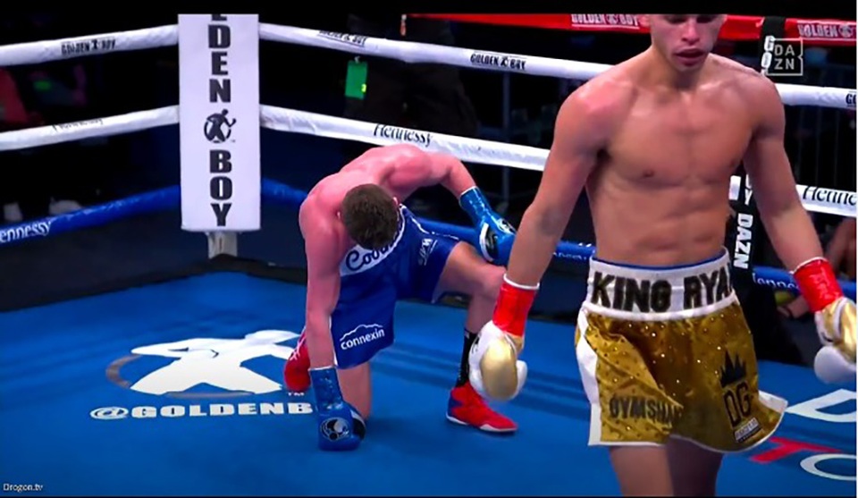 Đối thủ quỳ gối xin hàng, võ sĩ bật khóc nức nở - 3 Đối thủ quỳ gối xin hàng, võ sĩ bật khóc nức nở - 3