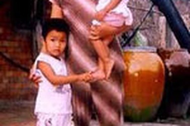 Xin mọi người đừng xa lánh các con tôi