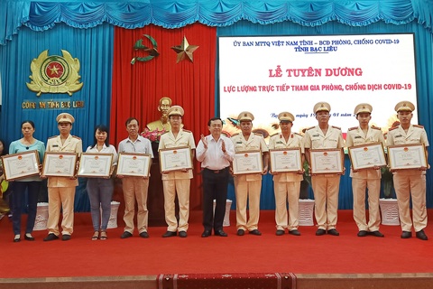 Tuyên dương bác sĩ, điều dưỡng hơn 150 ngày sát cánh cùng ca bệnh Covid-19