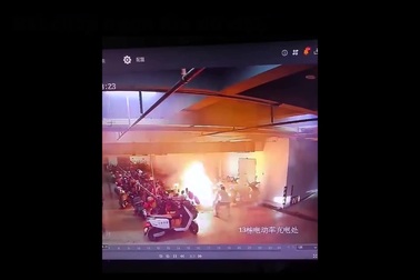 Khoảnh khắc xe máy điện bất ngờ nổ như bom trong hầm để xe gây sốc dân mạng