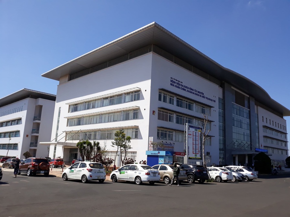 Một phần trần chống nắng của Bệnh viện nghìn tỷ Tây Nguyên bất ngờ bị sập - 1 Một phần trần chống nắng của Bệnh viện nghìn tỷ Tây Nguyên bất ngờ bị sập - 1
