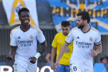 Barcelona thua cay đắng Villarreal, Real Madrid dẫn đầu La Liga