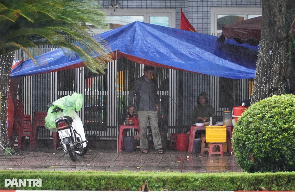 Nhiều tỉnh thành miền Trung bắt đầu mưa lớn - 3 Nhiều tỉnh thành miền Trung bắt đầu mưa lớn - 3
