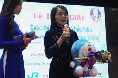 Học sinh dân tộc thiểu số được trao giải xuất sắc về an toàn giao thông