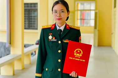 "Bông hồng thép" thủ khoa kể chuyện mang súng, vác bao cát hành quân