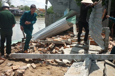 Sạt lở, 3 căn nhà không phép đổ ập xuống sông