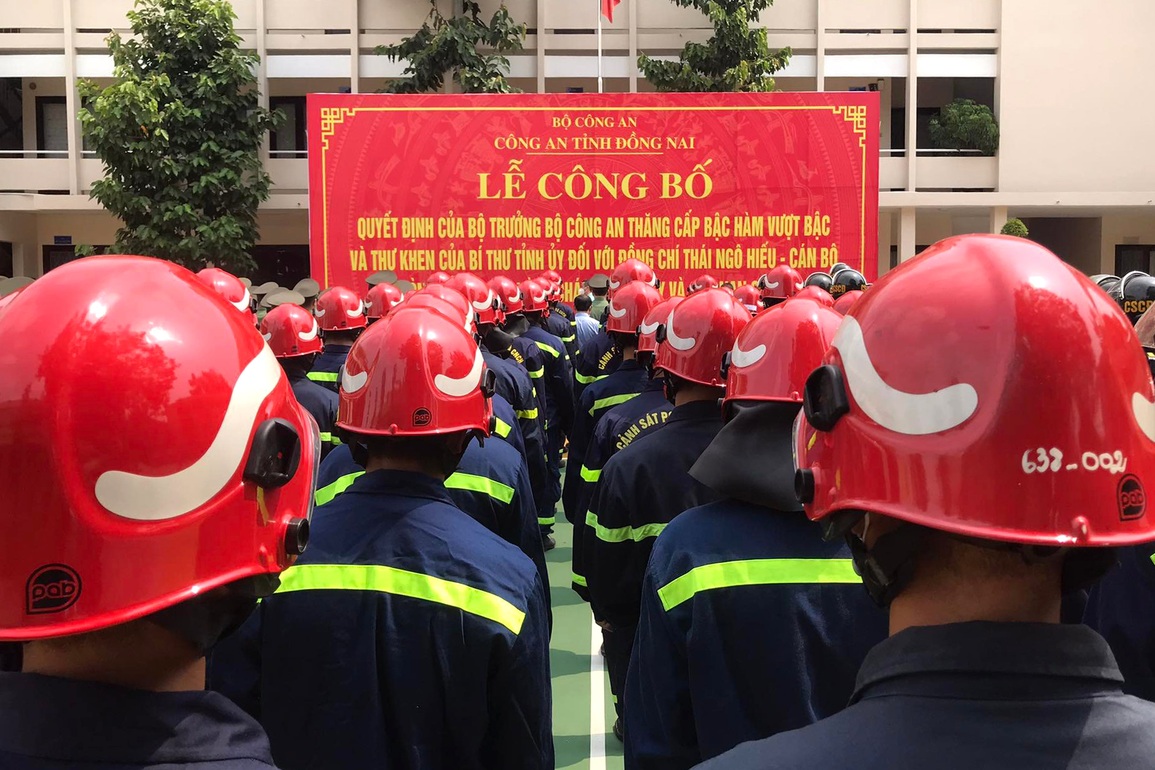 Trao quyết định thăng quân hàm vượt cấp cho Trung úy cảnh sát cứu 4 người - 1 Trao quyết định thăng quân hàm vượt cấp cho Trung úy cảnh sát cứu 4 người - 1
