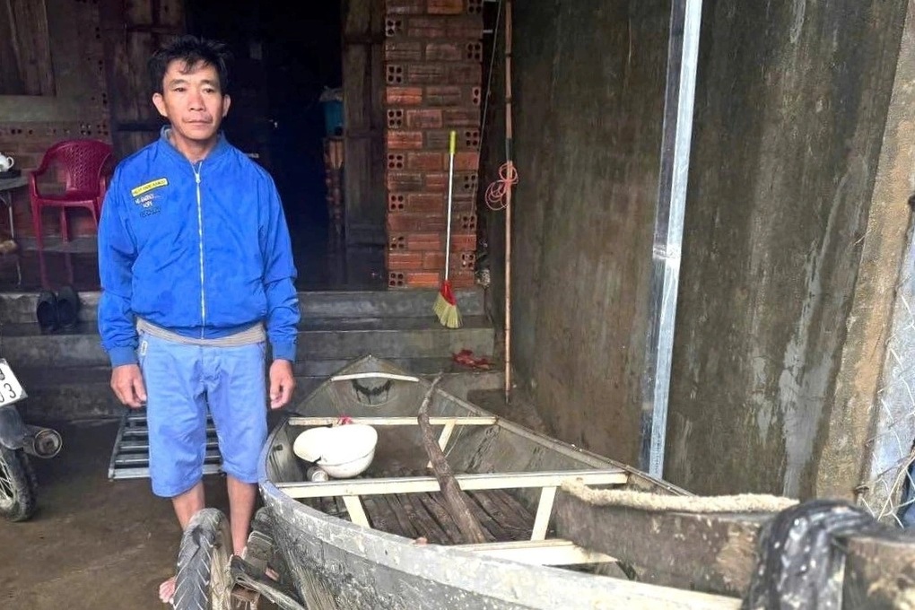 Người đàn ông chèo ghe cứu hơn 40 người ở rốn lũ Hòa Thịnh - 1