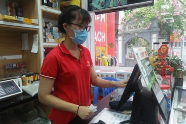 Nhân viên bán hàng "mùa" giãn cách, vừa làm vừa run