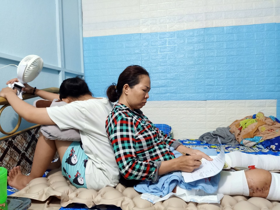 Người phụ nữ bệnh tật vẫn phải chăm chồng nằm liệt bị kẻ gian lừa đảo - 2 Người phụ nữ bệnh tật vẫn phải chăm chồng nằm liệt bị kẻ gian lừa đảo - 2