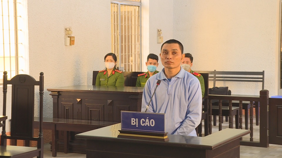 Cha dượng xâm hại con gái riêng của vợ mới hơn 7 tuổi - 1 Cha dượng xâm hại con gái riêng của vợ mới hơn 7 tuổi - 1