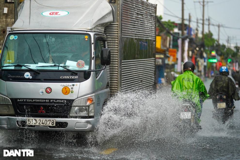 Ngập khu phong tỏa Gò Vấp: Đẩy xe không thấy tiệm sửa nào vì Covid-19 - 2 Ngập khu phong tỏa Gò Vấp: Đẩy xe không thấy tiệm sửa nào vì Covid-19 - 2
