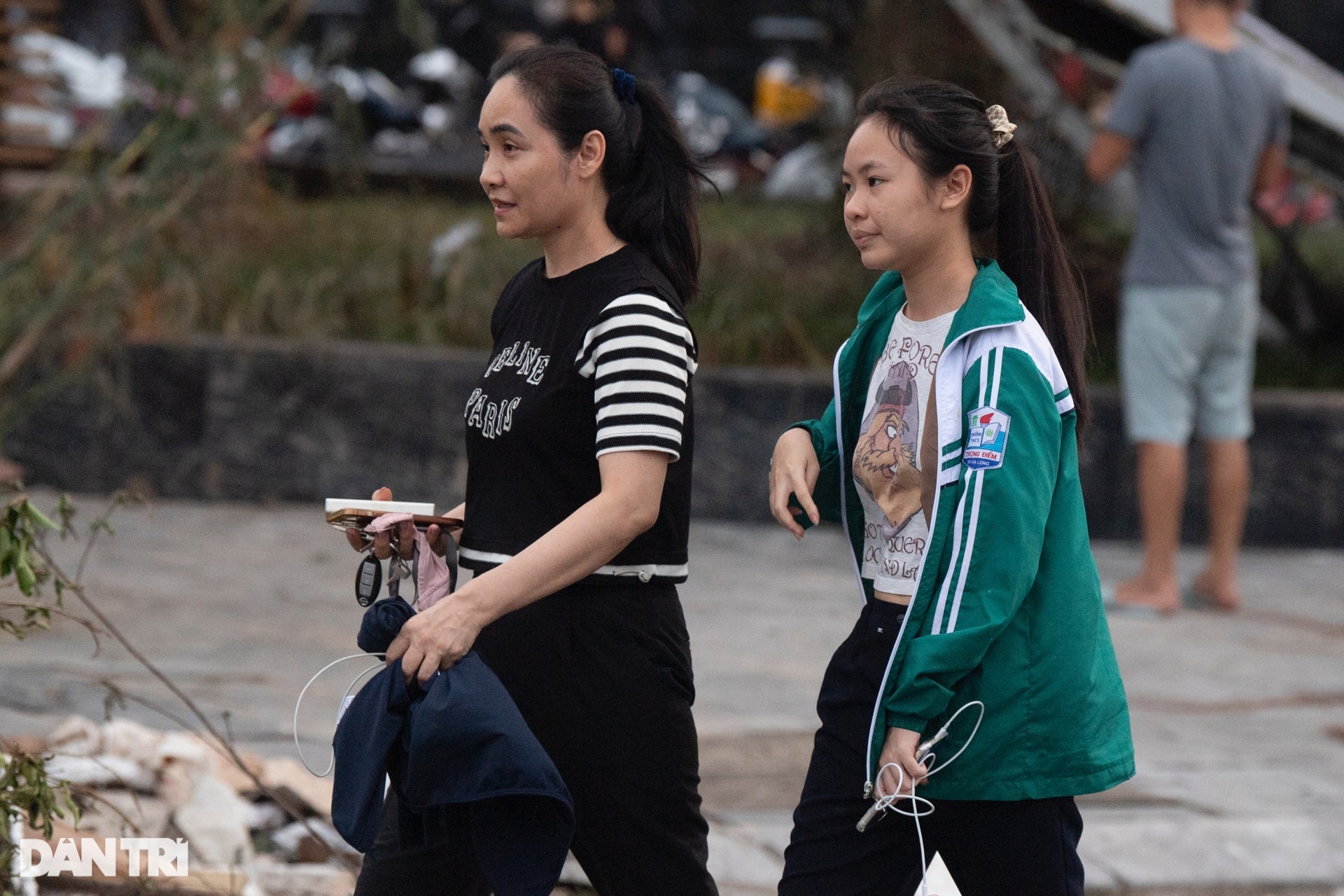 Hạ Long mất điện: Người dân mang thùng phi đi mua xăng dầu, sạc điện thoại - 11 Hạ Long mất điện: Người dân mang thùng phi đi mua xăng dầu, sạc điện thoại - 11