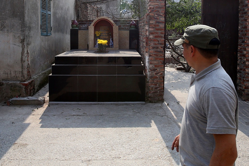 Nhà của người chết len giữa nhà người sống trên mặt đường Hà Nội - 2