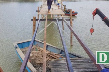 Thông cầu gỗ cho học sinh ở Nha Trang qua sông đi học