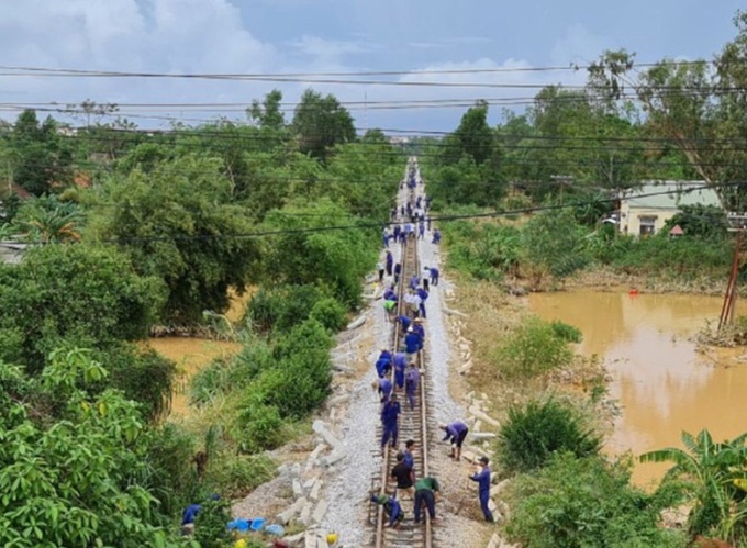 Đường sắt Bắc – Nam thông tuyến, sẵn sàng vận chuyển miễn phí hàng cứu trợ cho miền Trung - Ảnh 1.