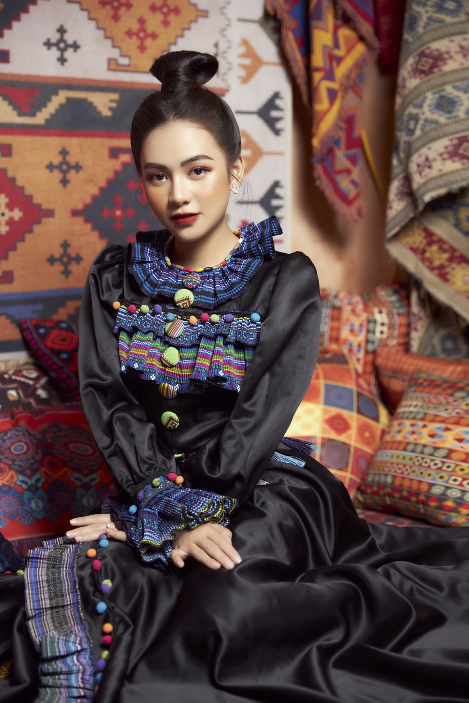9x xinh đẹp Hà Nội biến tấu lạ mắt với trang phục họa tiết dân tộc - 8 9x xinh đẹp Hà Nội biến tấu lạ mắt với trang phục họa tiết dân tộc - 8