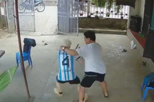 Cậu bé bạch tạng bị ông nội của bạn hành hung