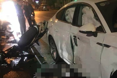Hà Nội: Hai xe máy đâm thẳng vào xe Audi, một cô gái tử vong