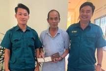 Chỉ huy trưởng và dân quân trả lại tài sản cho người đánh rơi