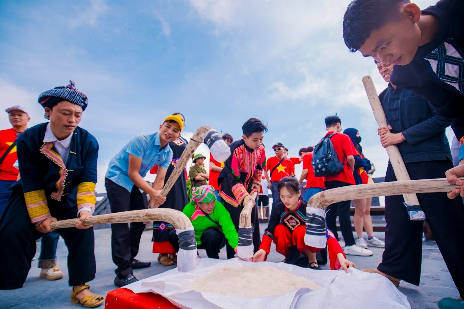 Fansipan több ezer turistát fogad a 2024-7-es Rizsfesztiválra Fansipan đón hàng nghìn du khách đến vui chơi Lễ hội dơn thóc 2024 - 7