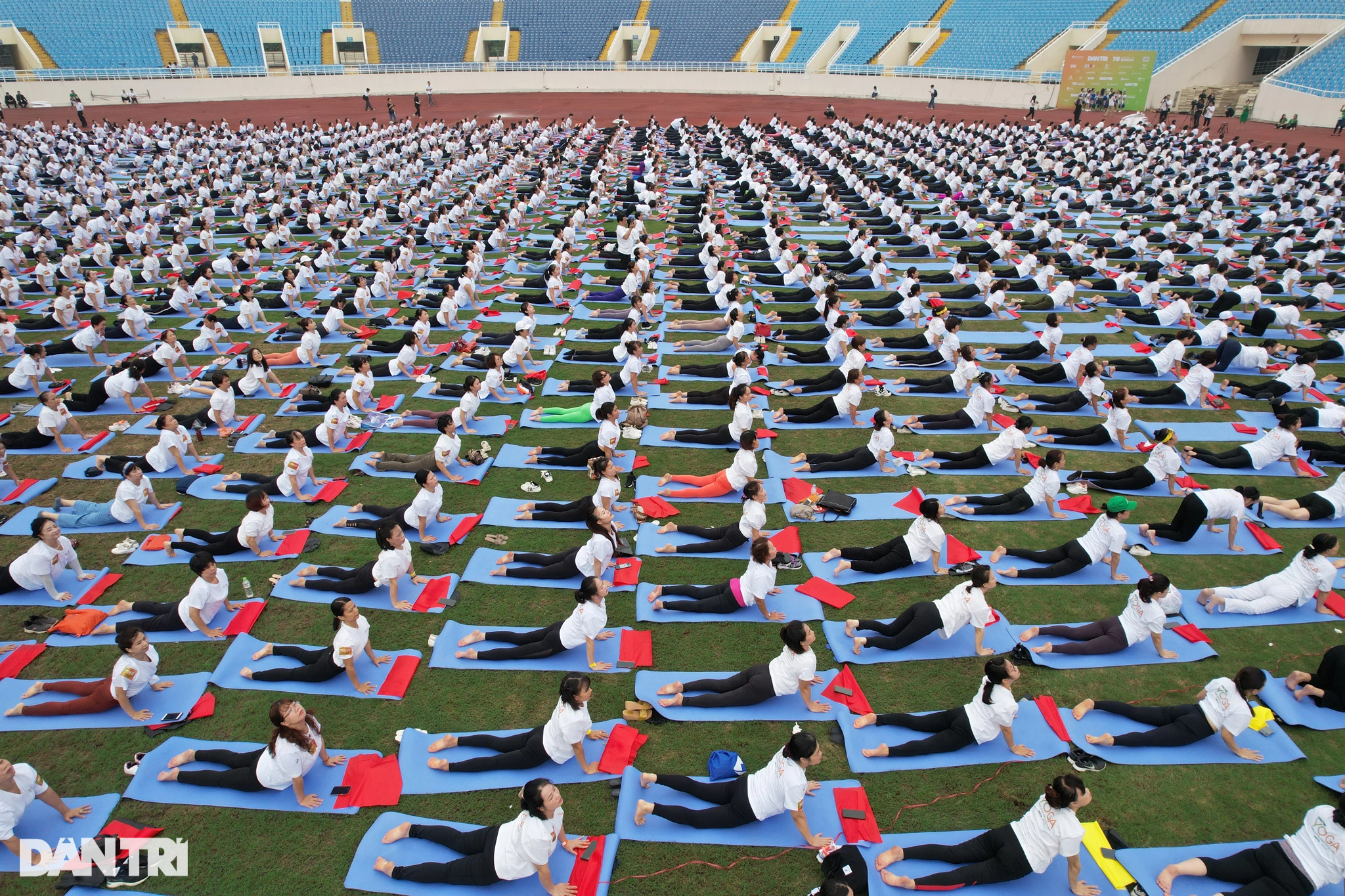 ទស្សនាការដង្ហែទង់ជាតិដ៏អស្ចារ្យបំផុតដែលមានមនុស្សចំនួន 5,000 នាក់នៅកីឡដ្ឋាន My Dinh - 9 Mãn nhãn màn xếp cờ Tổ quốc lớn kỷ lục của 5.000 người trên SVĐ Mỹ Đình - 9