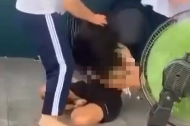 Nữ sinh lớp 9 bị bạn lột đồ, đánh vì mâu thuẫn trên mạng xã hội