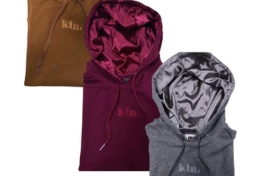 Từ sự cố rụng tóc, cô gái mở công ty sản xuất áo có mũ bảo vệ đầu