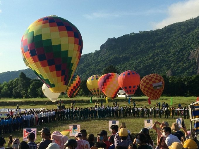 Du khách đến trải nghiệm bay khinh khí cầu tại An Giang.