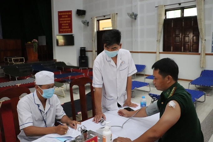 An Giang tiêm vaccine cho 100 cán bộ, chiến sĩ trực tiếp phòng, chống dịch Covid-19 - Ảnh 1. An Giang tiêm vaccine cho 100 cán bộ, chiến sĩ trực tiếp phòng, chống dịch Covid-19 - Ảnh 1.