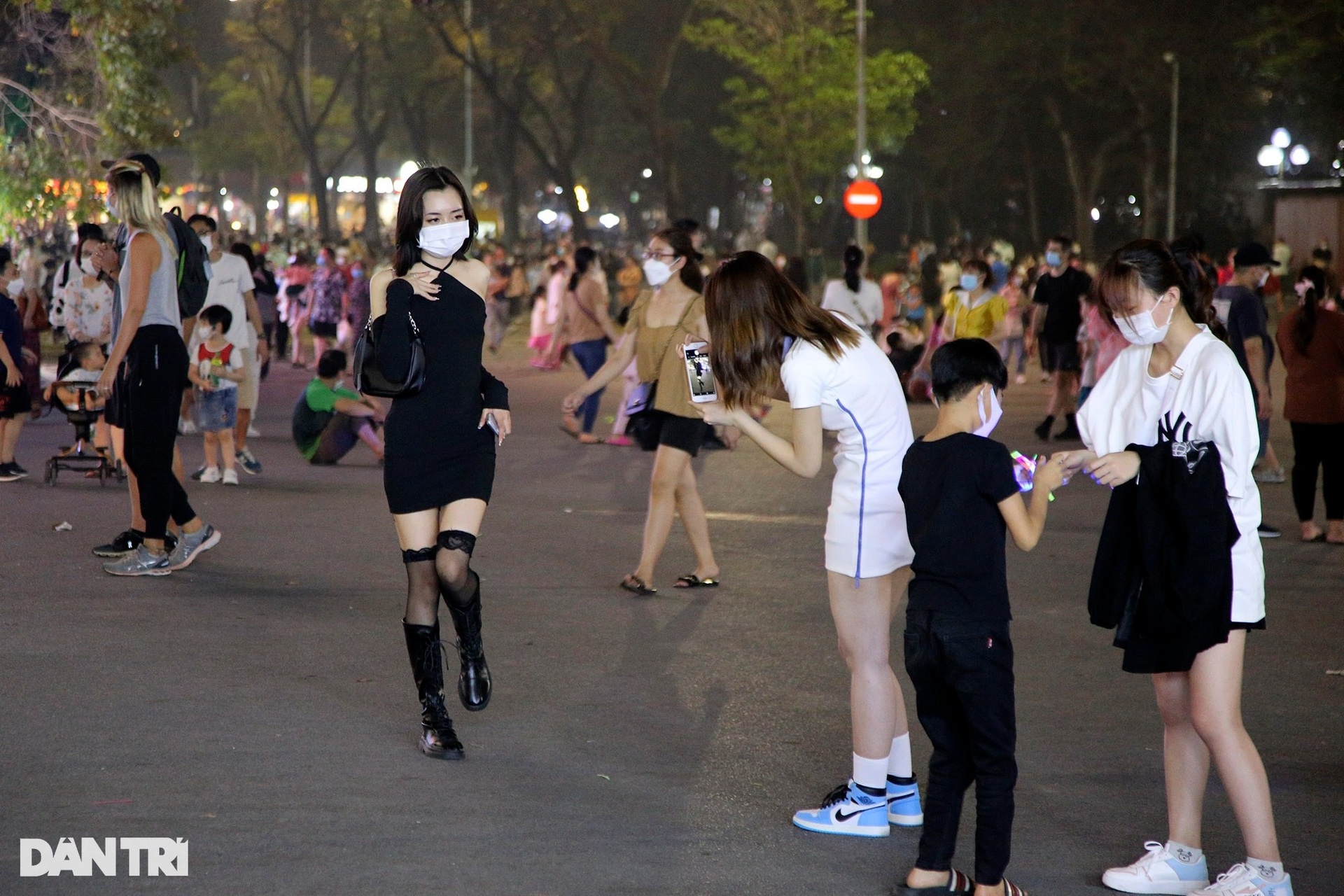 Đường phố, công viên, hàng quán ở Hà Nội đông nghịt thời hậu Covid - 10 Đường phố, công viên, hàng quán ở Hà Nội đông nghịt thời hậu Covid - 10