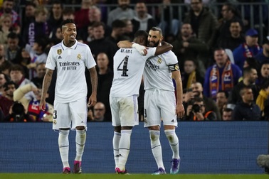 Benzema lập hat-trick, Real Madrid hạ Barcelona 4-0 tại Nou Camp