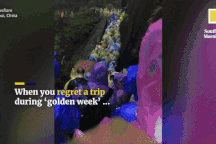 "Choáng" cảnh nghìn du khách “chôn chân” cả cây số dưới mưa chờ lên núi