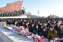 “Biển người” Triều Tiên đặt hoa tưởng niệm ngày mất cố lãnh đạo