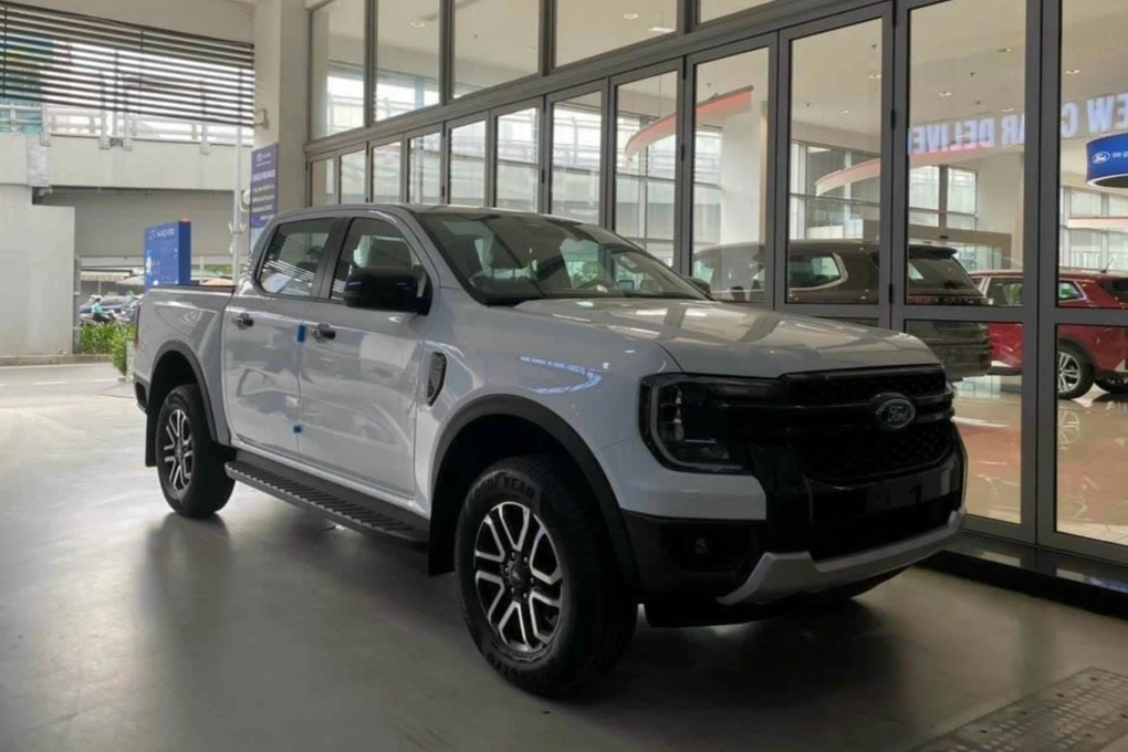 Toyota Hilux giữ phong độ nhưng vẫn bán kém nhất phân khúc bán tải - 4 Toyota Hilux giữ phong độ nhưng vẫn bán kém nhất phân khúc bán tải - 4