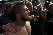 Vì sao hai bên hỗn chiến sau trận UFC kinh điển giữa Khabib và McGregor?
