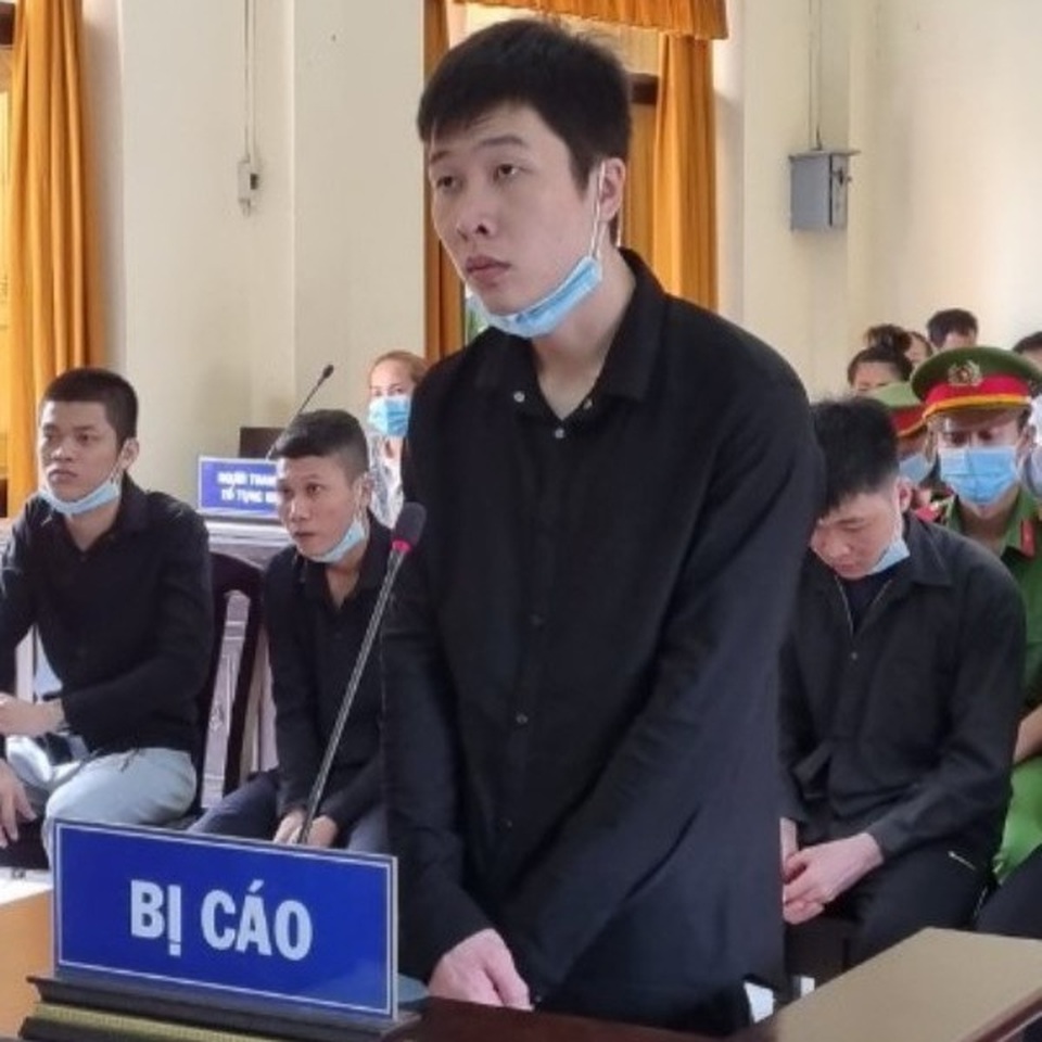 16 bị cáo chia nhau gần 100 năm tù vì đánh vào mặt nữ tiếp viên karaoke - 3 16 bị cáo chia nhau gần 100 năm tù vì đánh vào mặt nữ tiếp viên karaoke - 3
