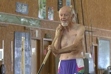 Thán phục cụ ông 90 tuổi lập kỷ lục thế giới môn nhảy sào