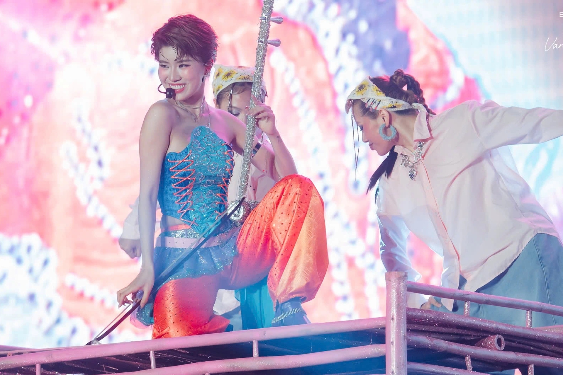 Phuong Ly brilha, o artista popular Thanh Ngoan canta Xam pela primeira vez com o grupo Phương Ly tỏa sáng, NSND Thanh Ngoan lần đầu hát xẩm cùng dàn “em xinh” - 4
