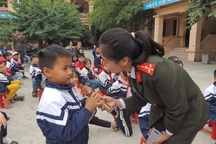 500 giáo viên và học sinh được tuyên truyền "Phòng, chống xâm hại trẻ em"