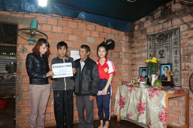 Trao hơn 60 triệu đồng đến 5 bà cháu "rau cháo nuôi nhau"