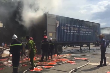 Container đầy hàng cháy ngùn ngụt trong bãi xe