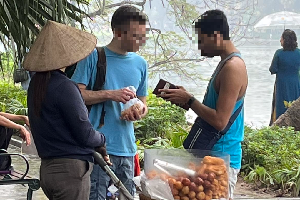 Thêm người bán hàng rong ở Hà Nội bị tố chặt chém khách Tây túi bánh rán - 1