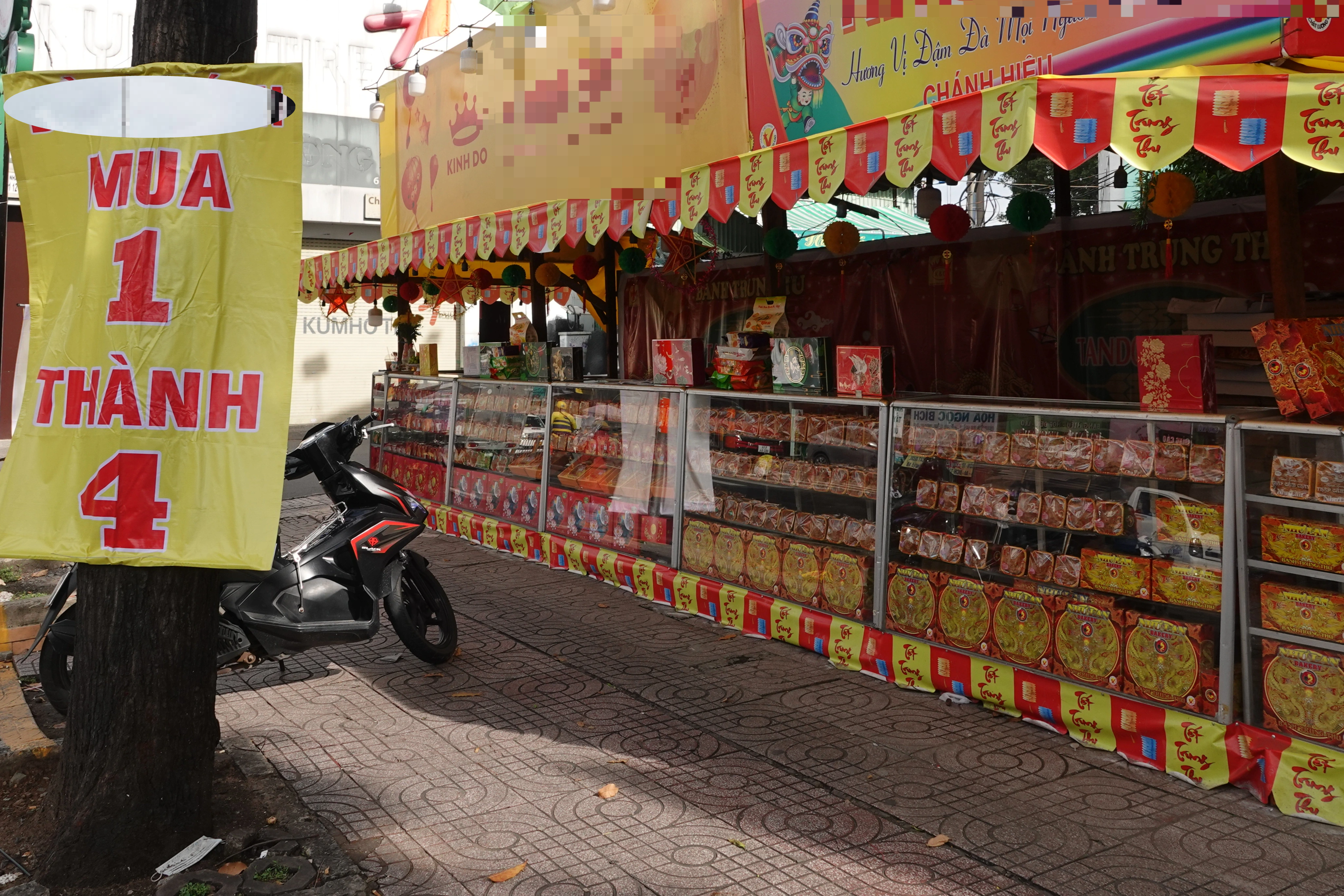 ລາຍຮັບ 8 ລ້ານ/ວັນ, ແມ່ຄ້າຂະໜາດນ້ອຍຍັງກັງວົນວ່າຕ້ອງກິນເຂົ້າໜົມໄຫວ້ພະຈັນແທນເຂົ້າ – 2 Doanh thu 8 triệu/ngày, tiểu thương vẫn lo phải ăn bánh trung thu thay cơm - 2