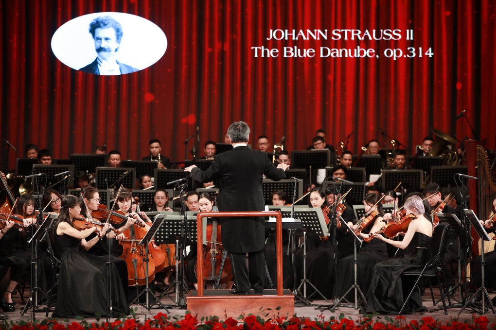 Ca sĩ nổi tiếng Angela Nisi gây ấn tượng trong bữa tiệc âm nhạc đầu năm - 6 Ca sĩ nổi tiếng Angela Nisi gây ấn tượng trong bữa tiệc âm nhạc đầu năm - 6