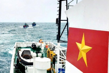 Lực lượng Hải quân cứu 2 tàu cá gặp nạn trên biển Đà Nẵng