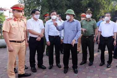 Bí thư, Chủ tịch Hà Nội thị sát chốt kiểm soát dịch "vùng đỏ"