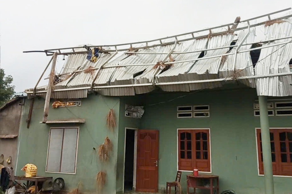 Lũ cuốn sập cầu, lốc xoáy quật đổ trụ điện, thổi bay mái nhiều nhà dân - 1 Lũ cuốn sập cầu, lốc xoáy quật đổ trụ điện, thổi bay mái nhiều nhà dân - 1