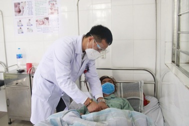 Phẫu thuật cắt u buồng trứng khổng lồ cho cô gái 20 tuổi