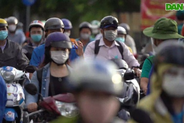 Nhiều tuyến đường ở TPHCM đông đúc trở lại vào giờ tan tầm